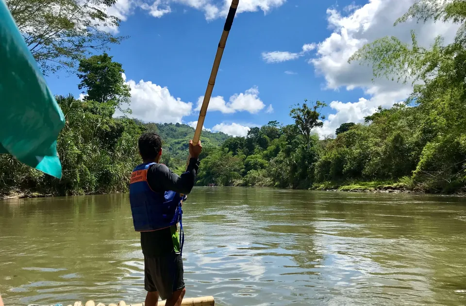 Balsaje por el Río La Vieja: familia en una balsa de guadua navegando el río en el Quindío