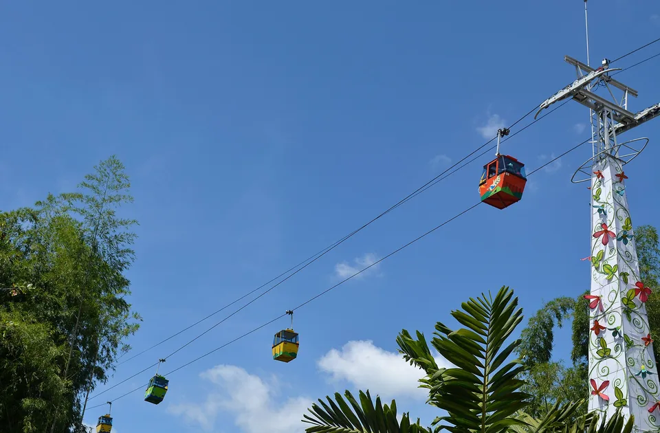 Parque del Café (Montenegro, Quindío): góndolas de colores del teleférico volando sobre los cafetales