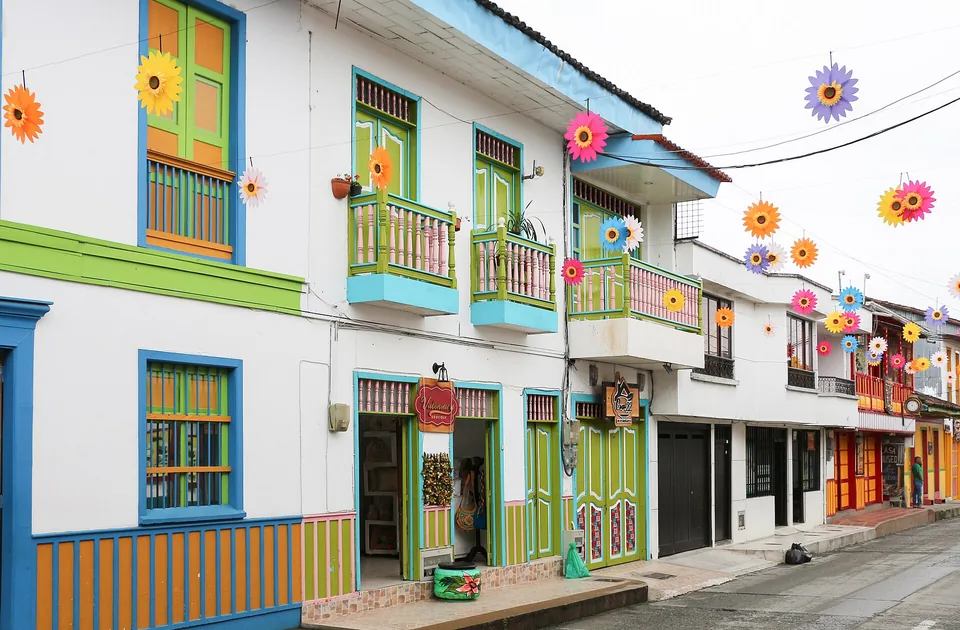 Tour Los Pueblos del Quindío en Jeep Willys: calle colonial de colores en un pueblo con encanto del Eje Cafetero